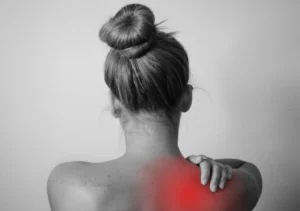 Inicio 5 Mujer con dolor y tensión en la zona cervical y hombros, representación visual de las molestias musculoesqueléticas asociadas a la fibromialgia